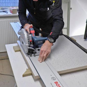 Sahaa viilto melamiinilevyyn Sahaa viilto melamiinilevyyn